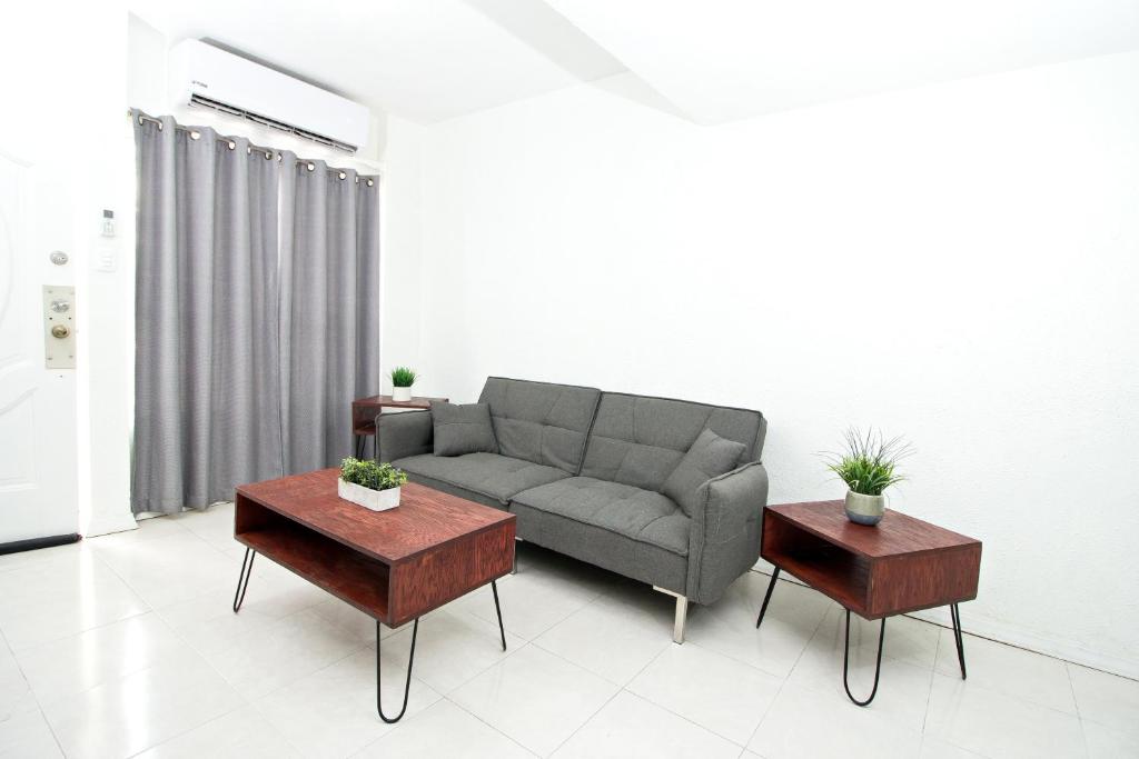 华雷斯城Casa Antara的客厅配有沙发和2张桌子