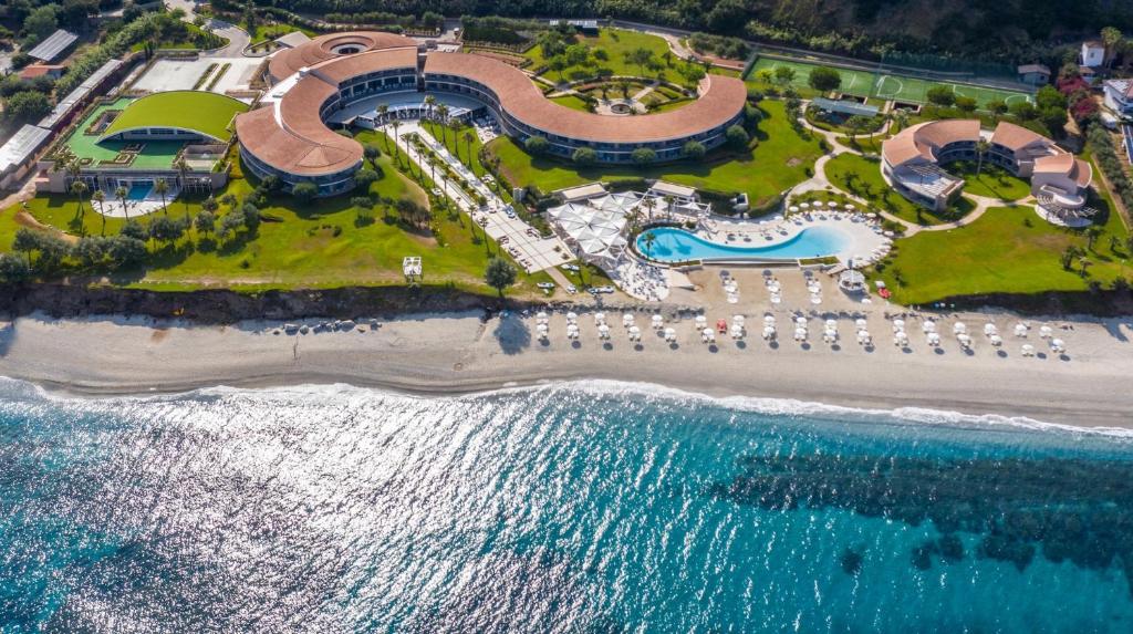 梵蒂冈角Capovaticano Resort Thalasso Spa的海洋旁度假胜地的空中景致