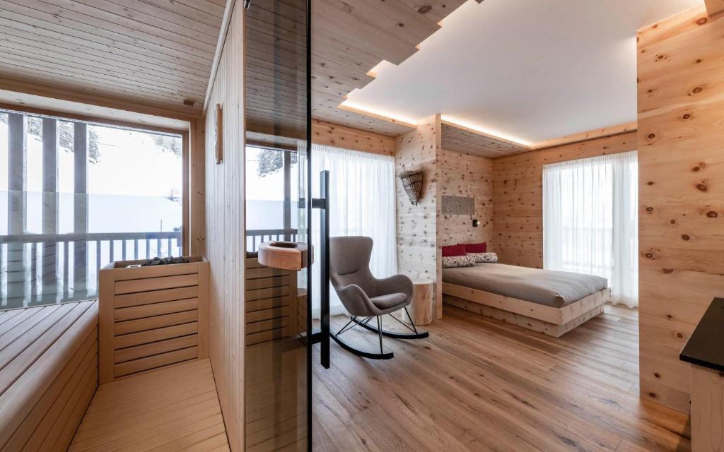 安特尔莫伊亚La Majun Fornellahof的一间卧室配有一张床、一张桌子和一把椅子
