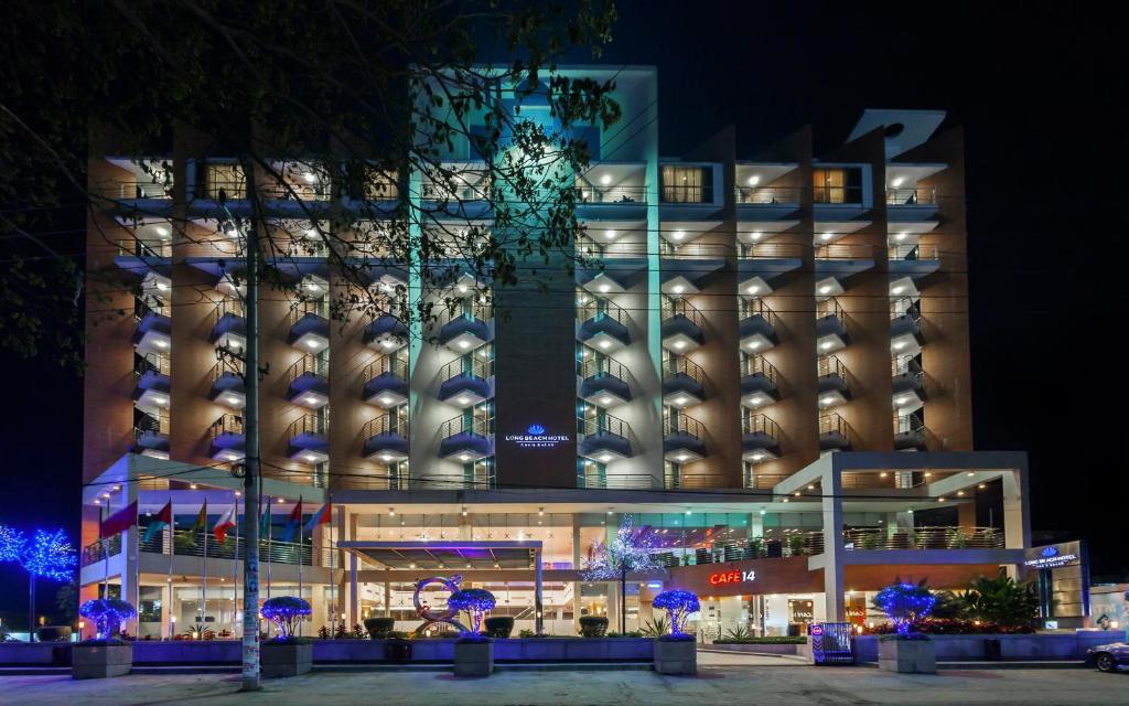 库克斯巴扎长滩酒店的一座带蓝色灯光的大型夜间建筑