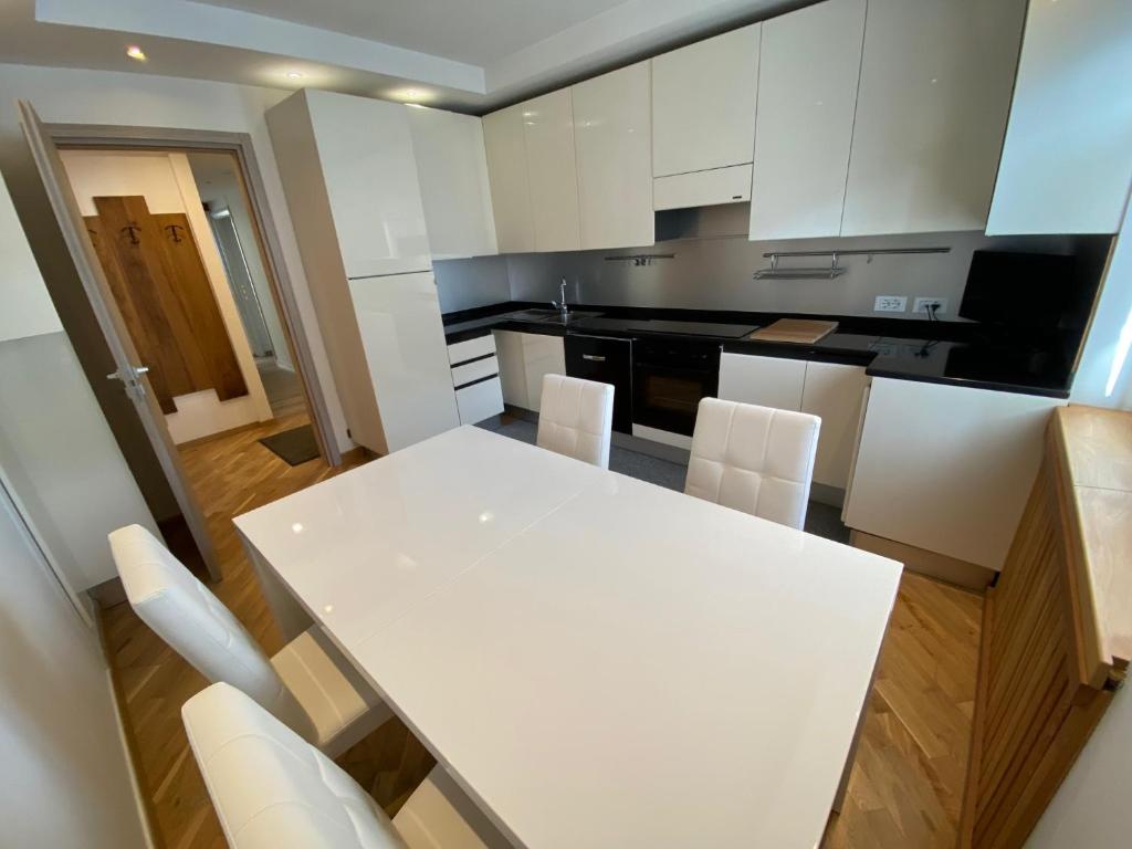 平佐洛Isabel的厨房配有白色的桌子和白色的椅子