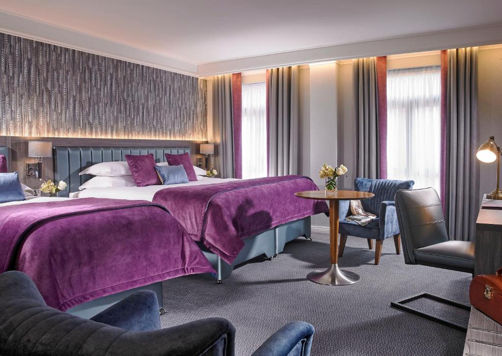 基尔肯尼基尔肯尼沃蒙德酒店的酒店客房,配有一张紫色床单