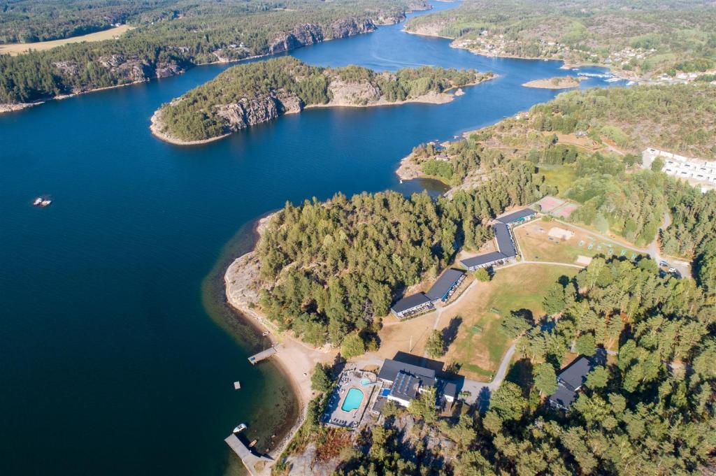 斯特伦斯塔德Hällestrand Seaview Apartment的享有湖泊的空中景致