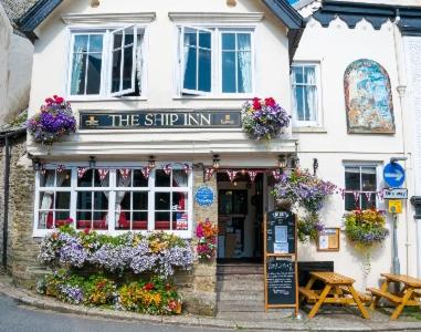 福伊The Ship Inn Fowey的一座建筑,上面有读书的标志