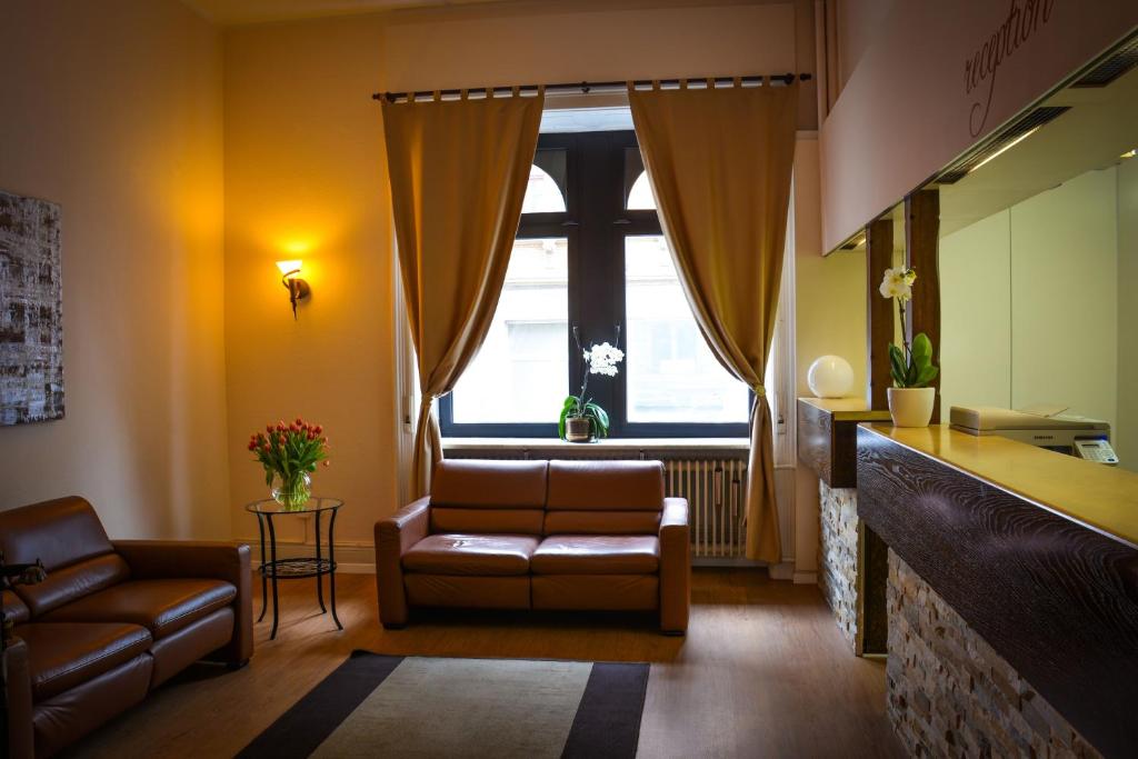 威斯巴登兰德豪斯酒店的客厅配有沙发和椅子