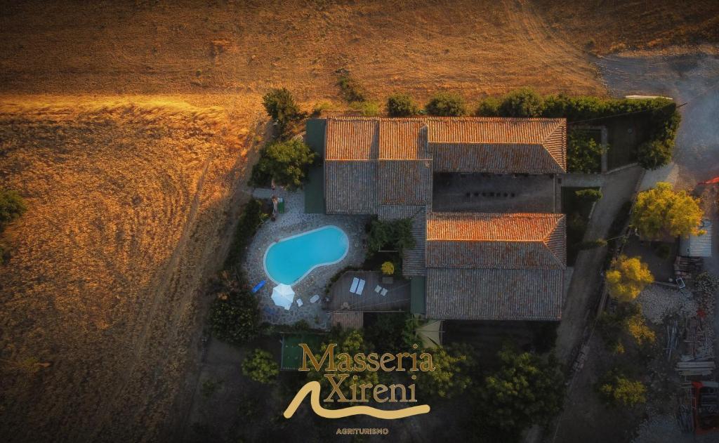 Castellana Sicula玛瑟利亚西蕾妮农家乐的享有带游泳池的别墅的顶部景致