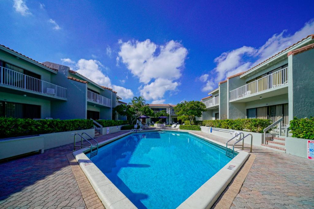 布卡拉顿Ventura at Boca Raton by Capital Vacations的一座建筑的庭院中的游泳池