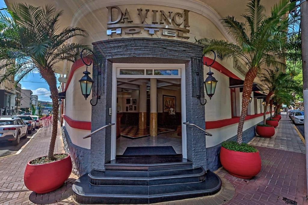 塞拉内格拉Hotel Da Vinci的一座楼前有棕榈树的酒店