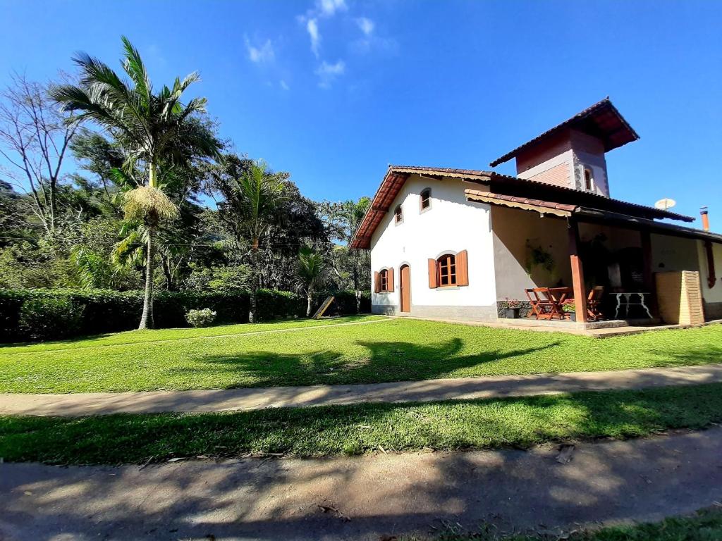 卢米亚Fazendinha Paraíso的一座带草地庭院的白色小房子