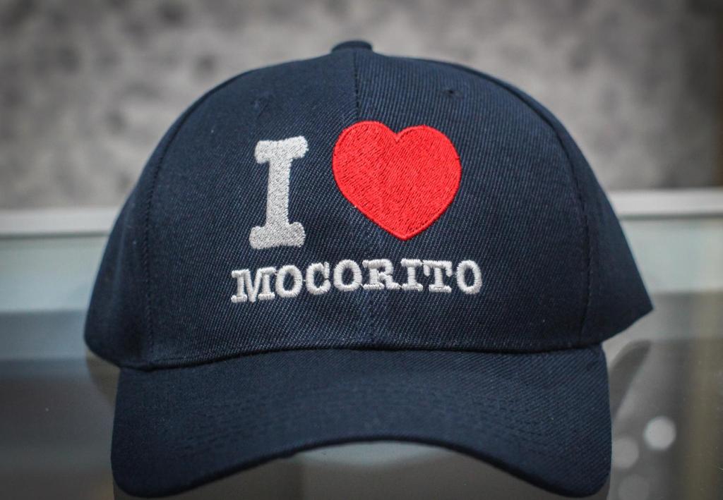 MocoritoPunto Madero Hotel & Plaza的黑色帽子,带 我爱这块地