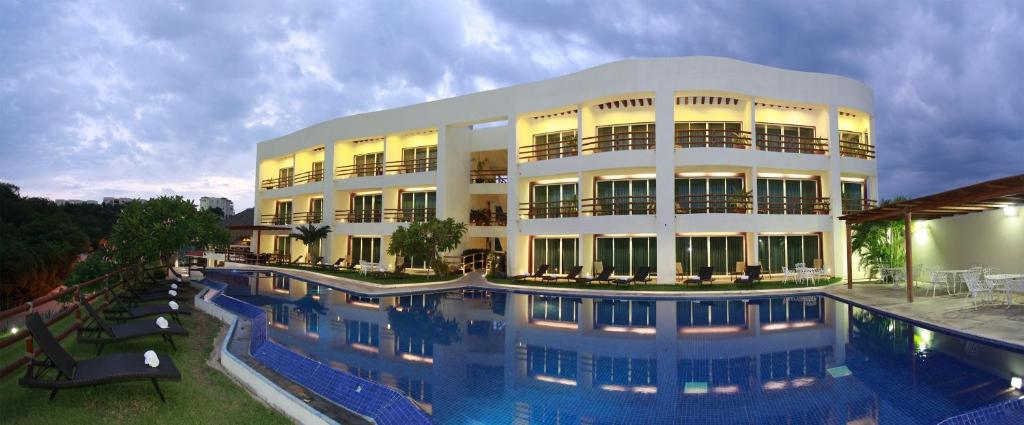 圣克鲁斯华特库美叶公主酒店的一座大型建筑,前面设有一个游泳池