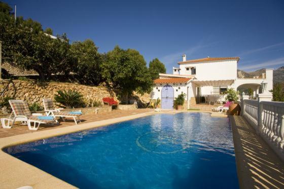 卡略萨登萨里亚Casa Cristina的一座大蓝色游泳池,位于房子前
