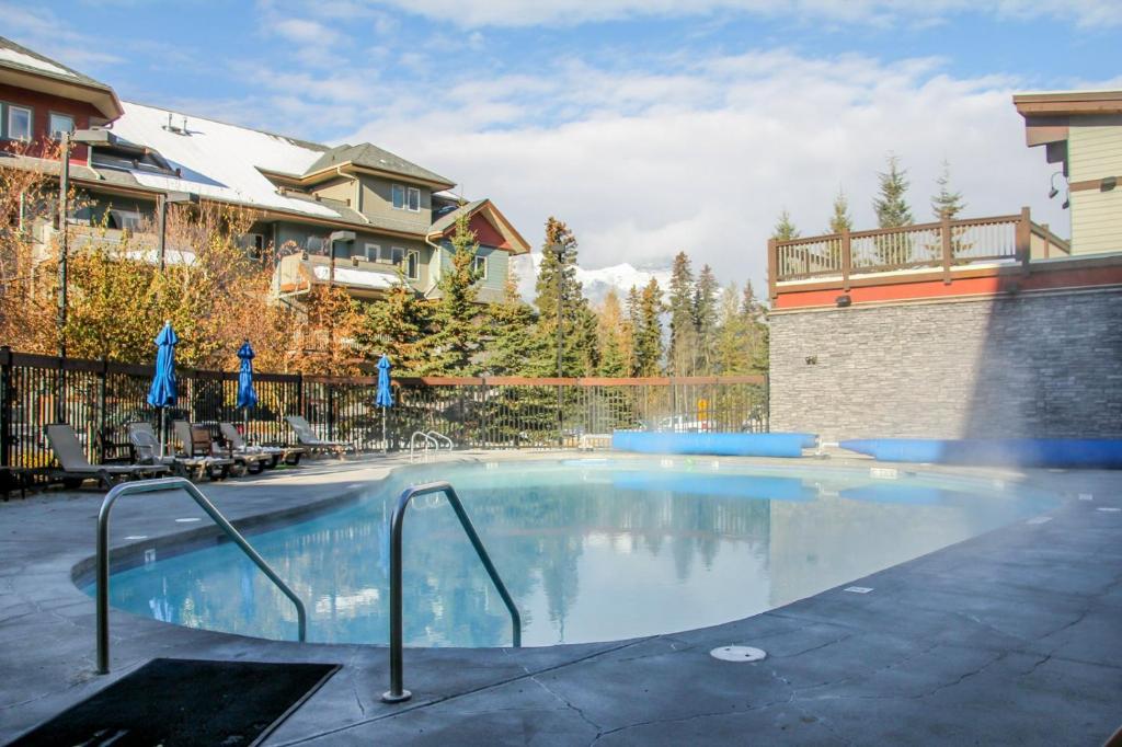 坎莫尔Fenwick Vacation Rentals Suites with Pool & Hot tubs的房屋前的大型游泳池