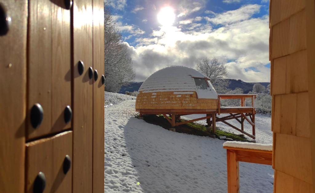 奥尔瓦伊特塞塔Irati Barnean的门上可欣赏到雪中的房子景色