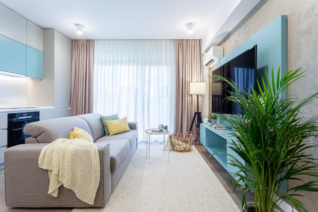 沃伦塔里Il Lago - Turquoise - Cozy Luxurious Smart Home By The Lake的带沙发和电视的客厅