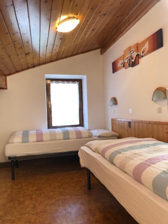 阿莱盖阿斯特酒店的带窗户的客房内的两张床