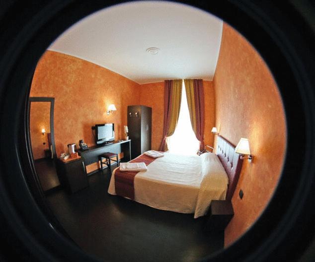 圣雷莫Pisolo Resort的酒店客房设有一张大床和一张书桌。