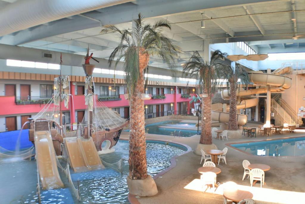 Ramada by Wyndham Sioux Falls Airport - Waterpark Resort & Event Center内部或周边的泳池