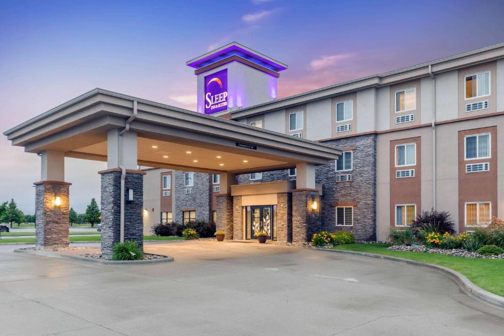 格兰福克Sleep Inn & Suites Grand Forks Alerus Center的上面标着酒店 ⁇ 染