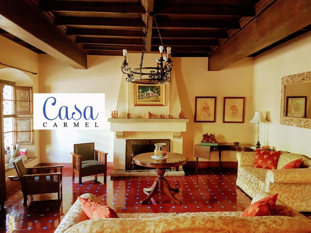 危地马拉Casa Carmel Bed & Breakfast的带沙发和壁炉的客厅