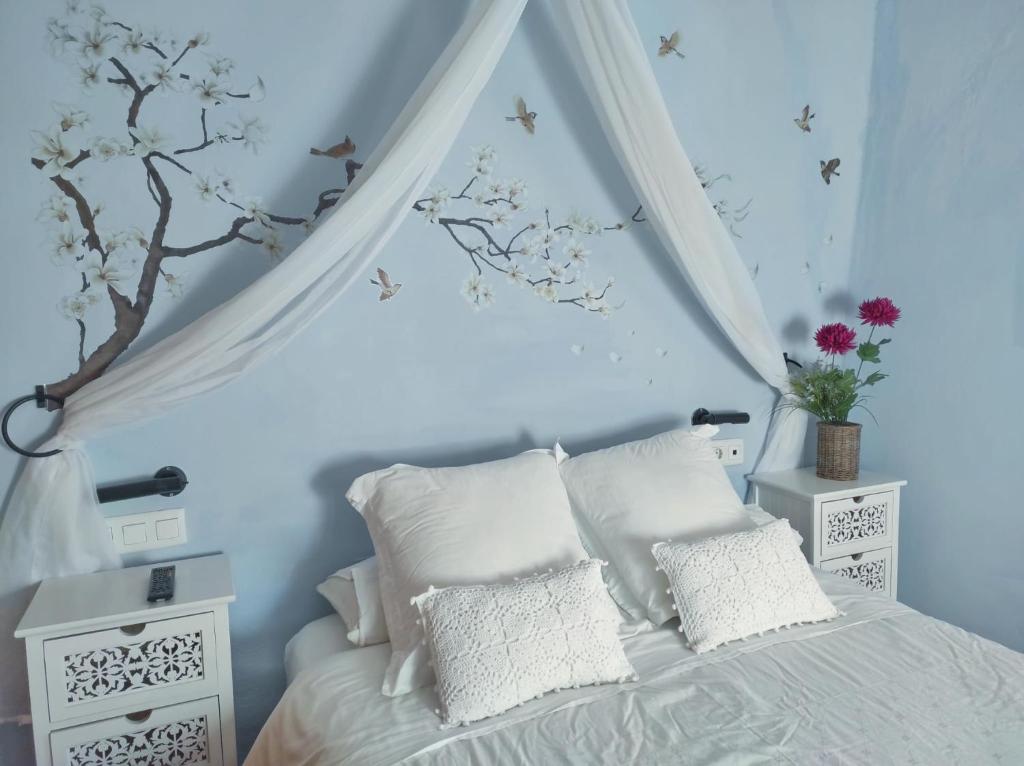 塞戈尔韦Casa Rural Media Luna的一间卧室拥有蓝色的墙壁,配有一张带白色枕头的床。
