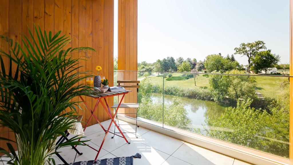 沃伦塔里Il Lago - Azur - Cozy Luxurious Smart Home By The Lake的阳台设有大窗户,享有河景
