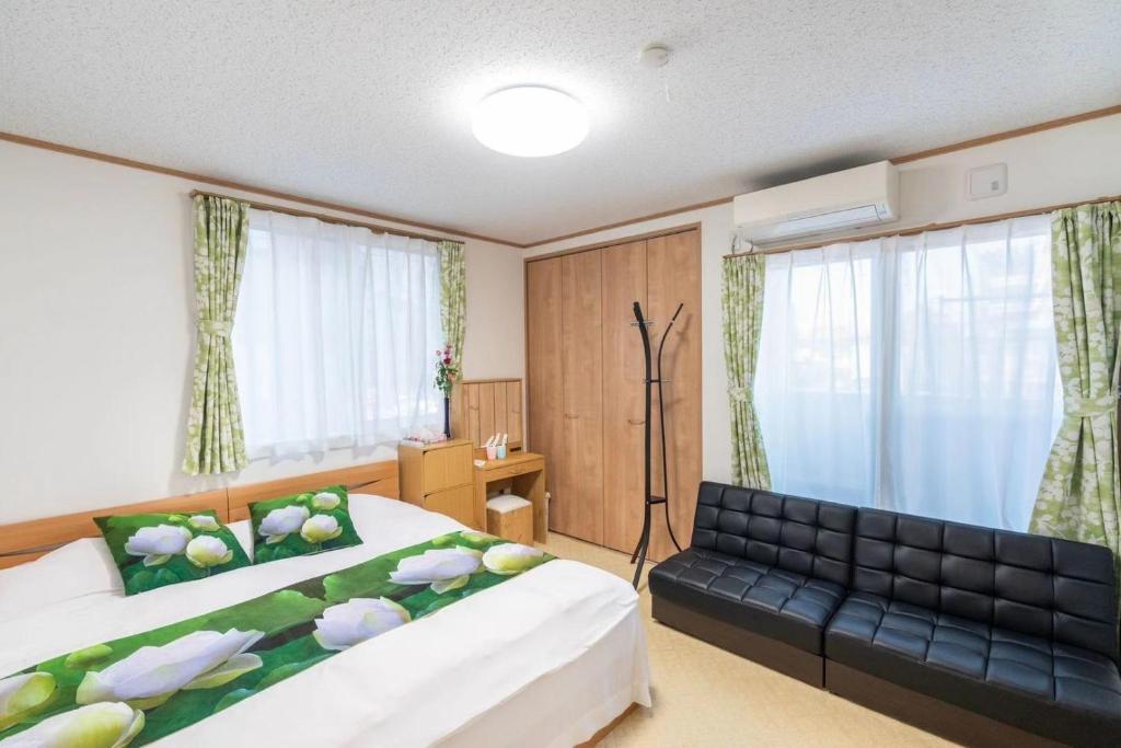 川口市Travel Palace Miyuki "Yomiuri Shimbun" - Vacation STAY 10239的酒店客房,设有两张床和一张沙发