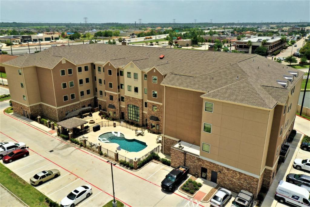 亨博尔Staybridge Suites Houston - Humble Beltway 8 E, an IHG Hotel的享有公寓大楼空中景致,设有游泳池