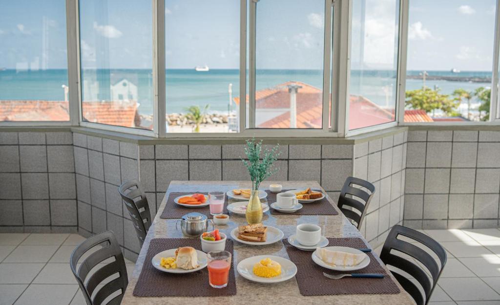 福塔莱萨伊拉谢马大海酒店的一张带食物的桌子,享有海景