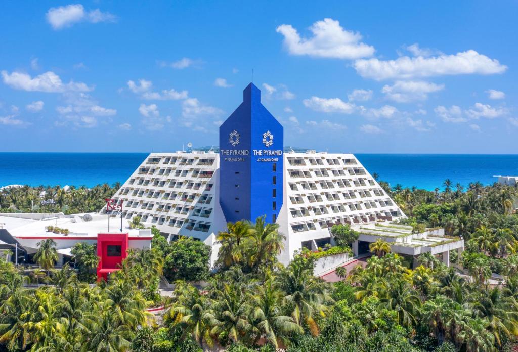 坎昆The Pyramid Cancun by Oasis - All Inclusive的享有度假胜地的空中景致,以海洋为背景