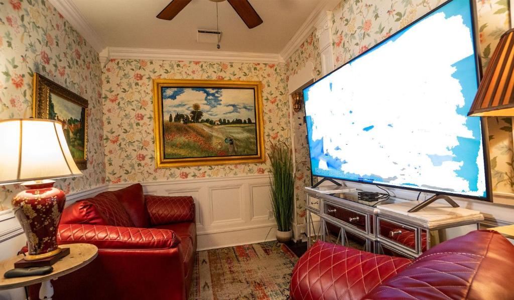 圣奥古斯丁Casablanca Inn on the Bay的客厅配有大屏幕平面电视