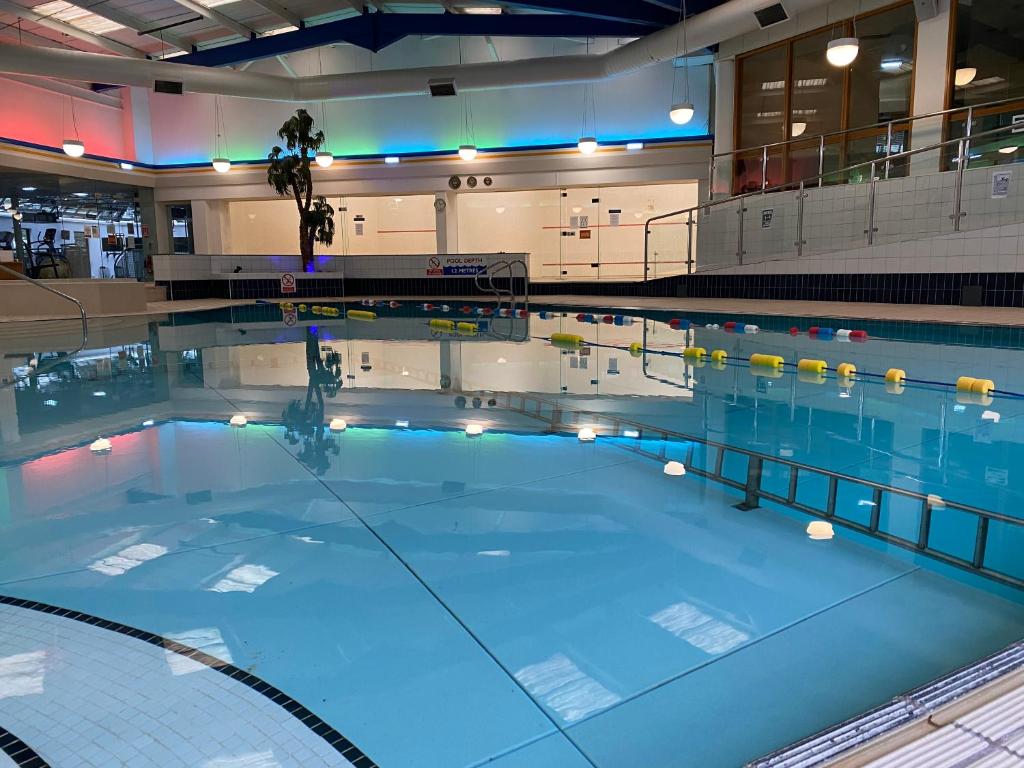 切斯特布鲁克莫灵顿班纳斯特里Spa酒店的大楼内一个蓝色的大型游泳池