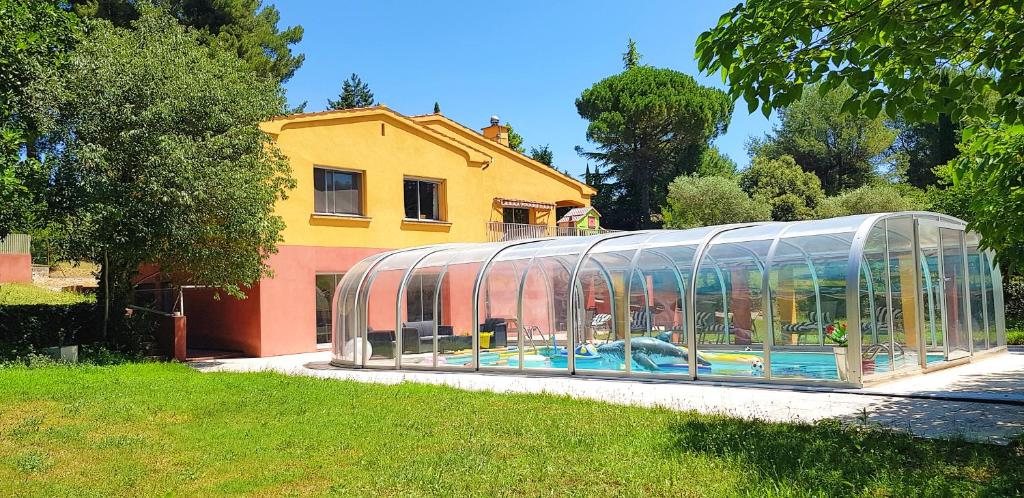 欧巴涅RARE - Escale Bicolore - Bas de villa privé proche de Cassis avec PISCINE CHAUFFÉE的房屋前的玻璃温室