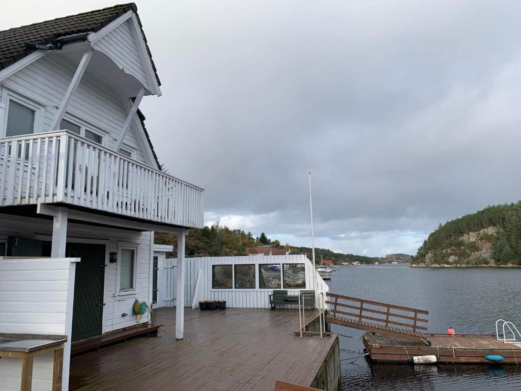 Steinsbø8 person holiday home in Urangsv g的水体旁的码头上的房子