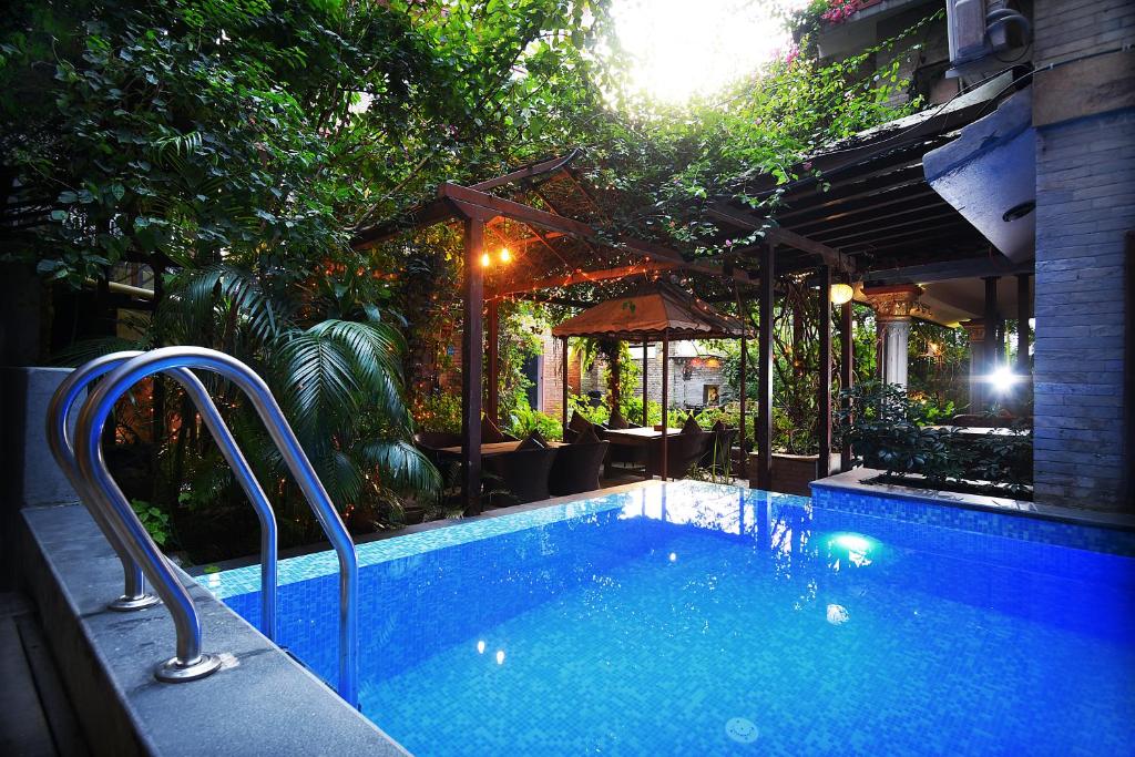 博卡拉中道水疗酒店的庭院中间的游泳池