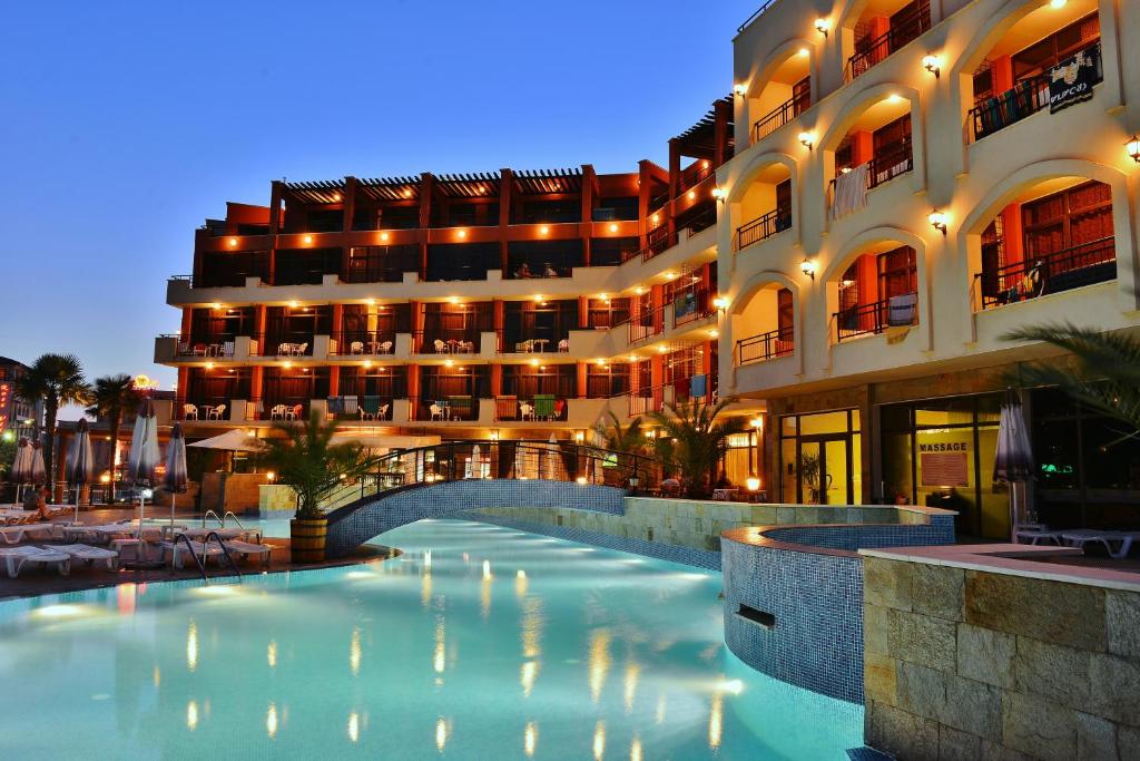 阳光海滩Hotel Nobel Ultra All Inclusive - FREE Beach Access的大楼前设有游泳池的酒店