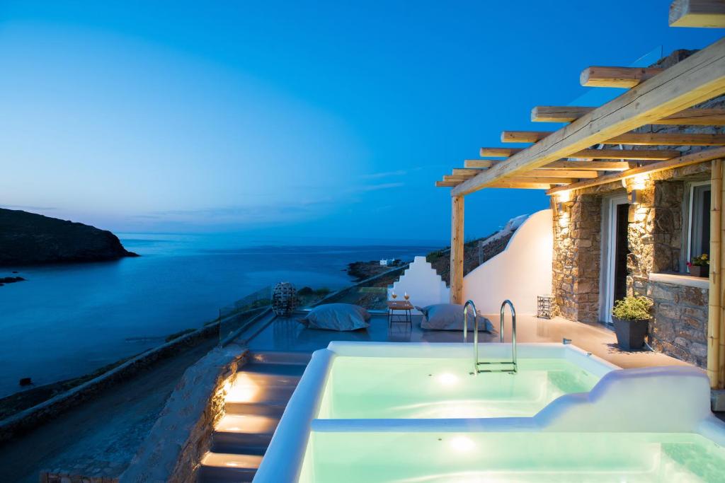 Merchia BeachMerchia Bay Villas Mykonos的夜间带按摩浴缸的别墅