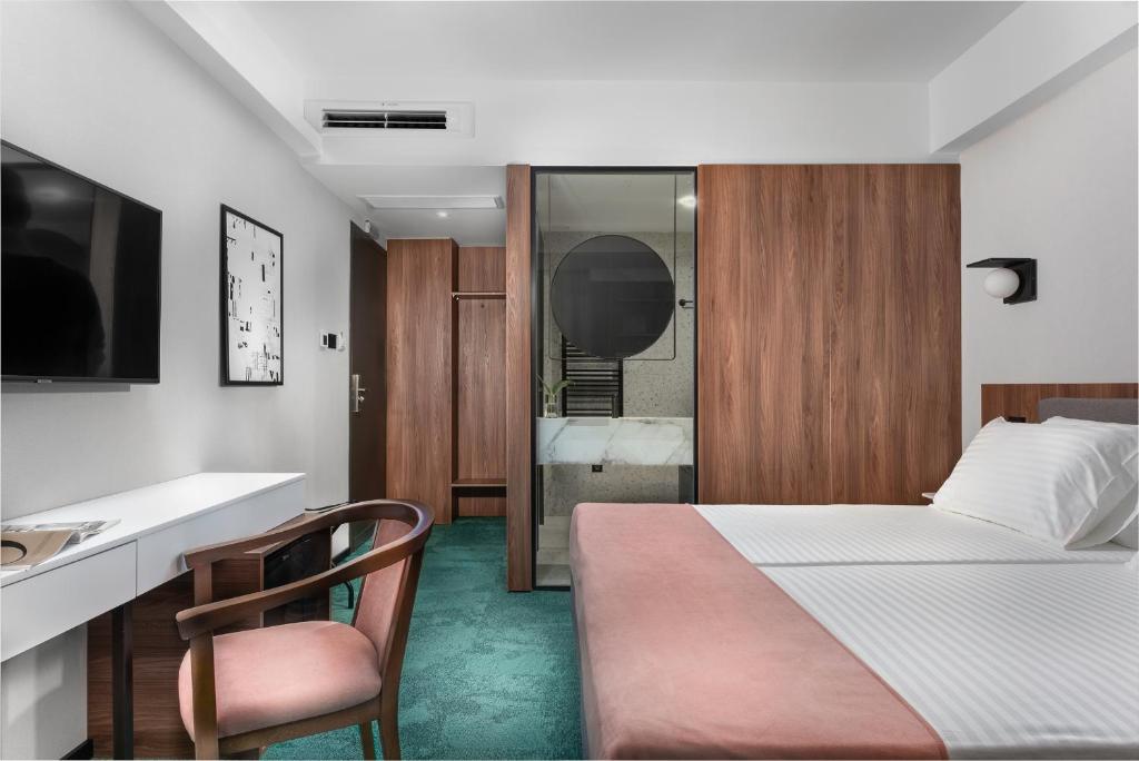 斯科普里蒂姆的酒店的一间酒店客房 - 带一张床和一间浴室