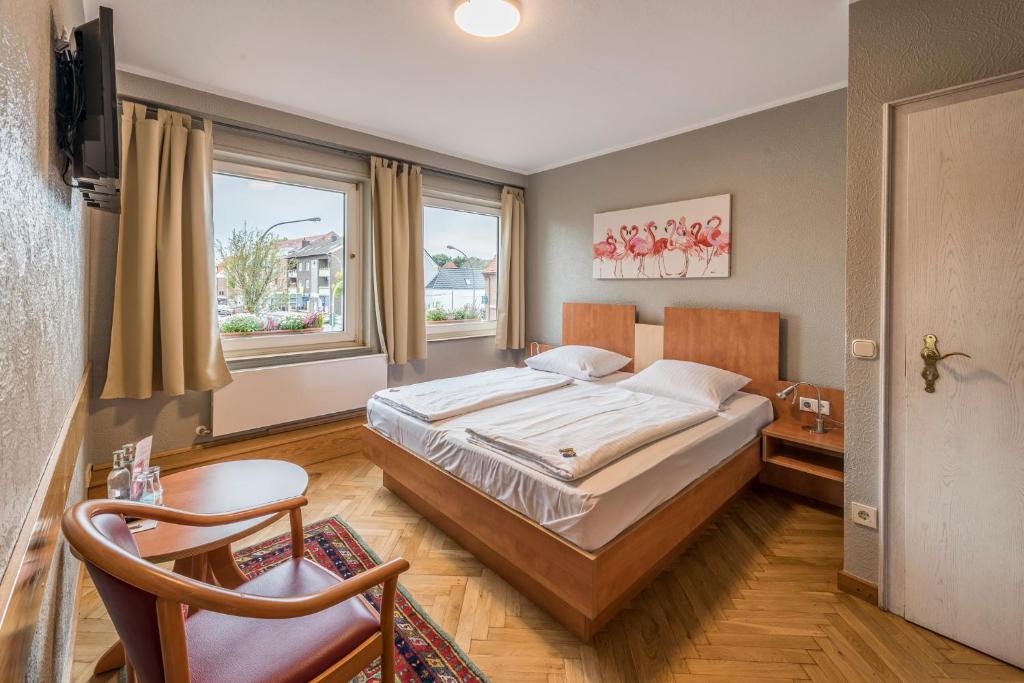明斯特希尔图普酒店的一间卧室设有一张大床和一个窗户。