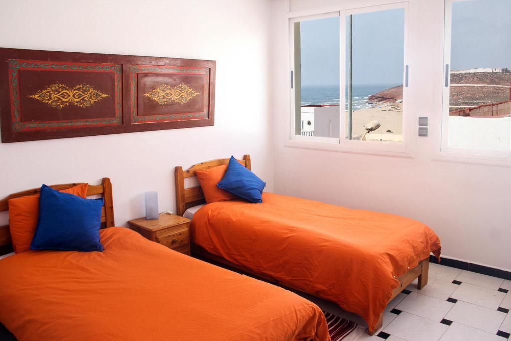 西迪伊夫尼Ifni Surf Hostal的海景客房 - 带两张床