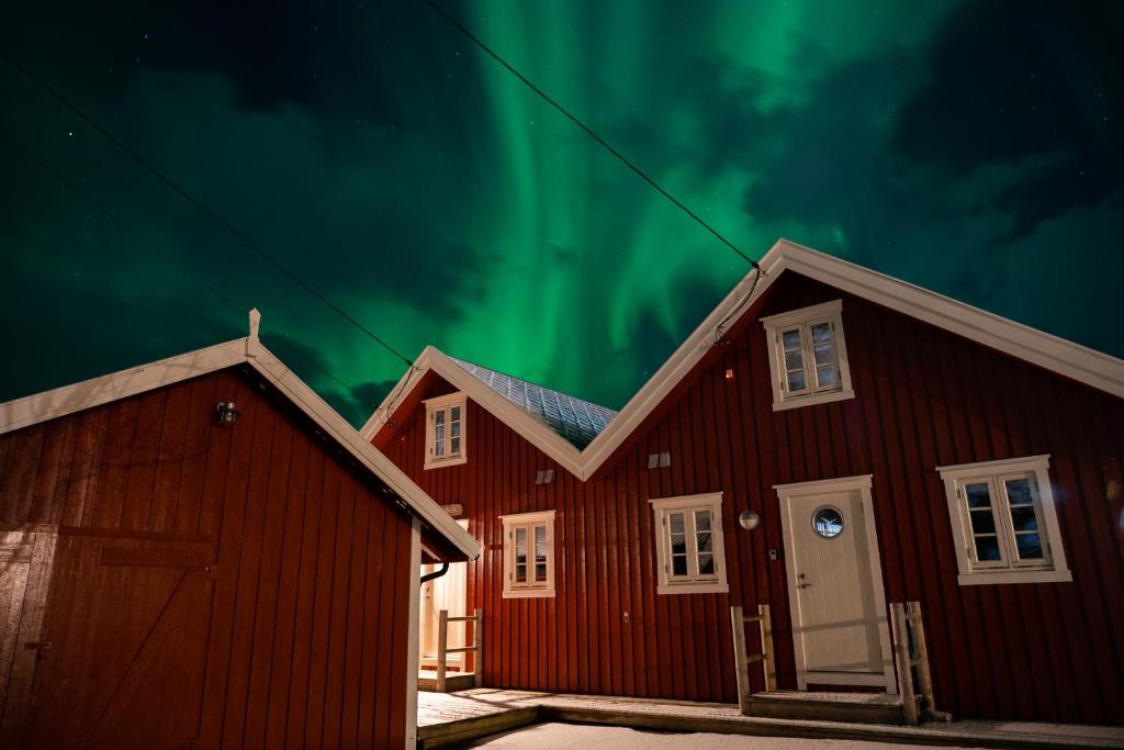 SundLofoten Cabins - Sund的天空中红谷仓,有北灯