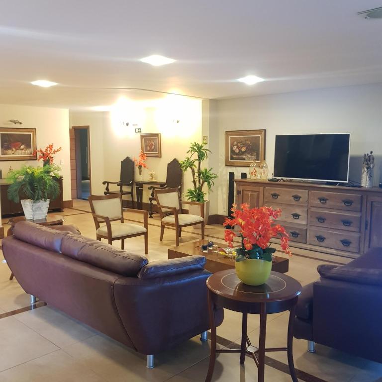 瓜拉派瑞梅阿普酒店的带沙发和电视的客厅