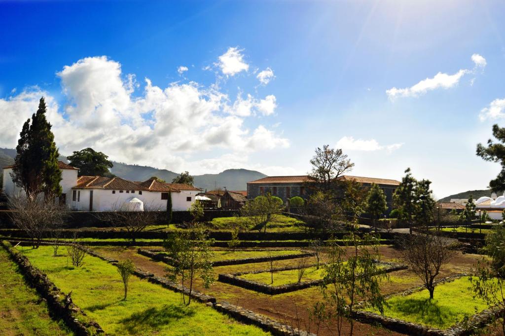桑蒂亚戈德尔泰德卡索那德尔庭院旅馆的享有种植了树木和建筑的农场景色