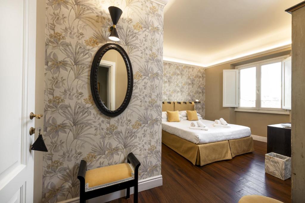 佛罗伦萨帕里奥内乌诺住宿加早餐旅馆的一间卧室配有一张床,墙上设有镜子
