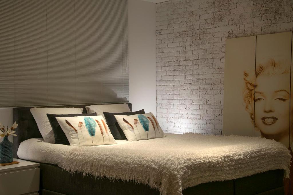 阿姆斯特丹斯劳特公园住宿加早餐旅馆的一间卧室配有带枕头的床和砖墙
