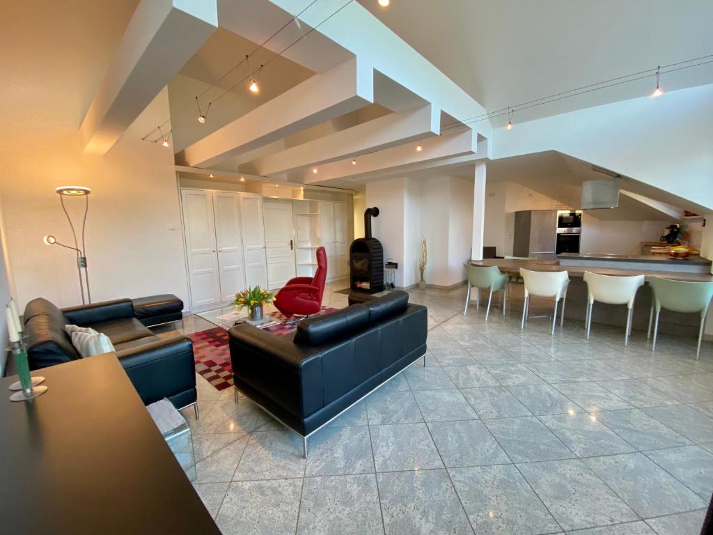 黑灵斯多夫Villa Caprivi - Ferienwohnung 11 C的带沙发的大客厅和厨房