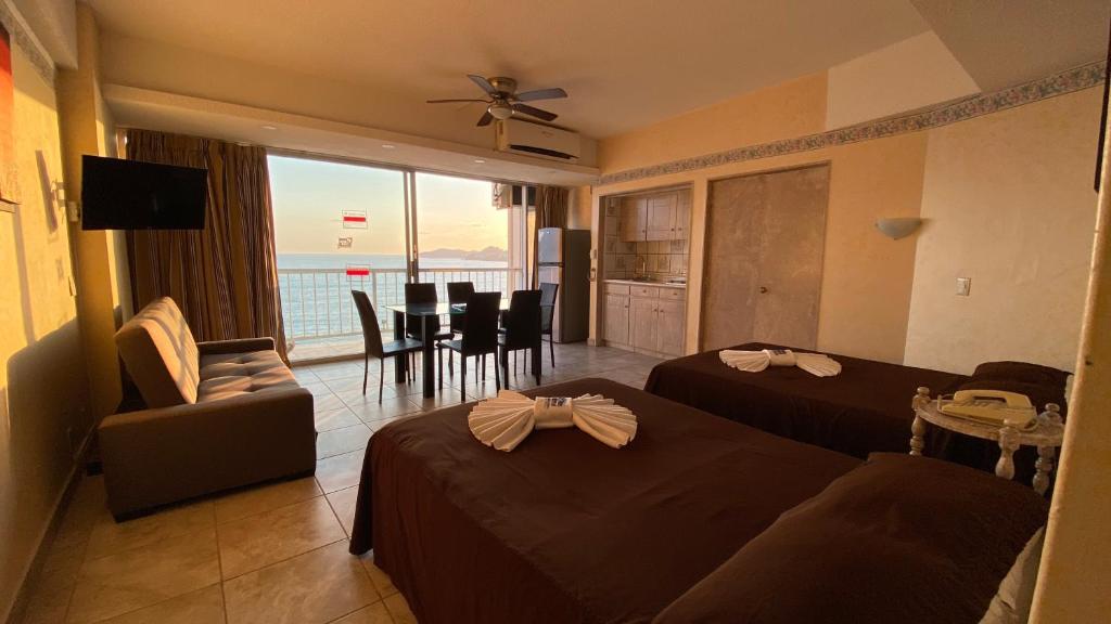 阿卡普尔科Hotel Las Torres Gemelas Acapulco的酒店客房带两张床和一个客厅