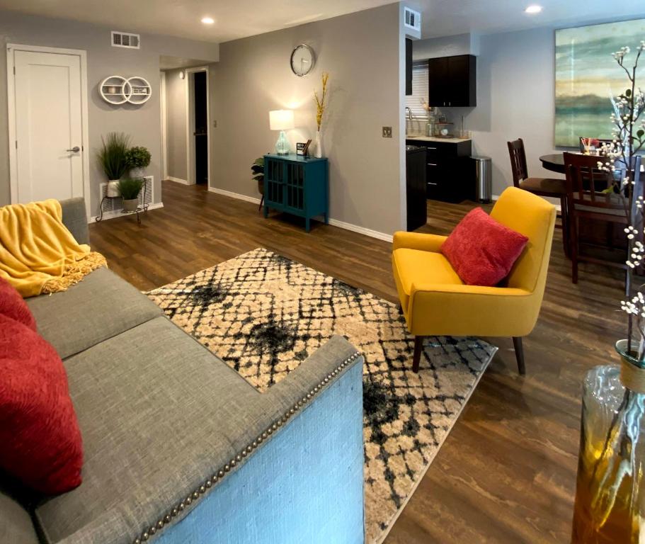 俄克拉何马城Evie's Campus-close 2 bedroom luxury的带沙发和黄色椅子的客厅