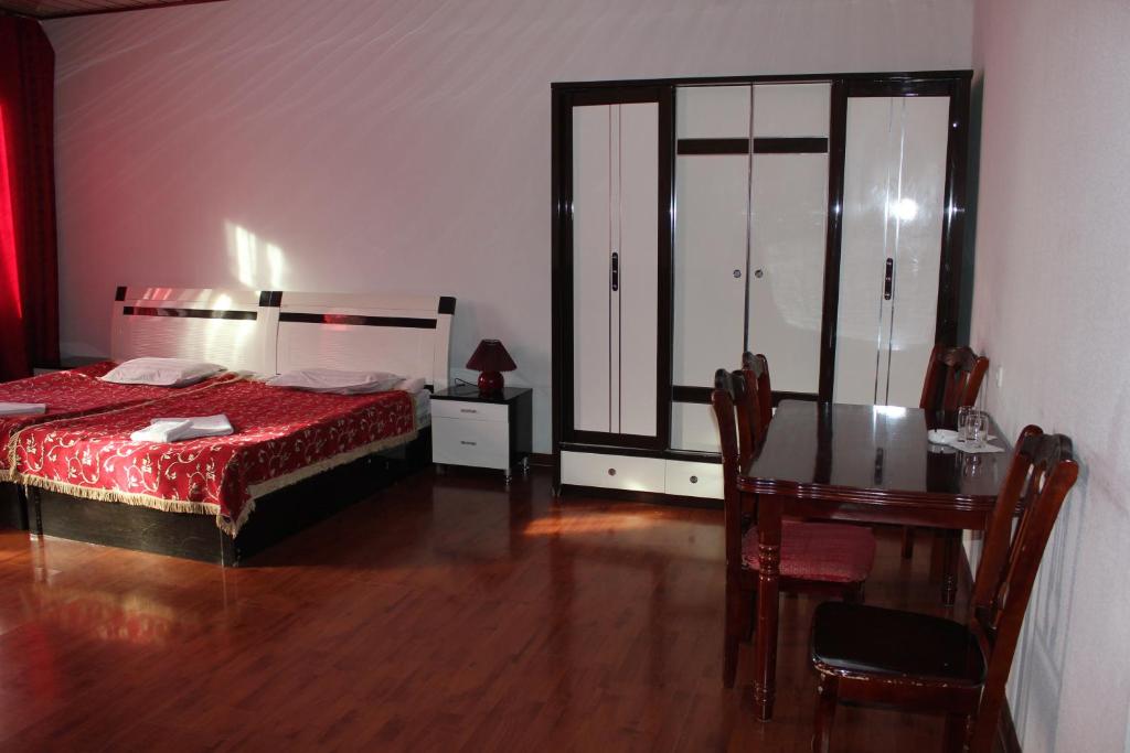 铁米尔高佩吉酒店的一间卧室配有一张床、一张桌子和一张书桌