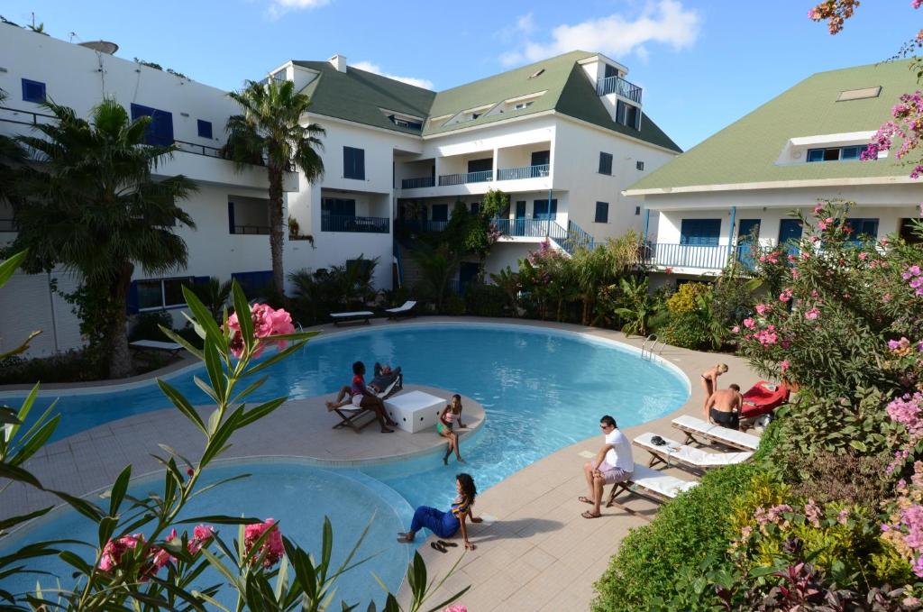 圣玛丽亚雷米贝济公寓式酒店的一群人在度假村的游泳池里